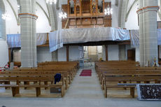 Reinigung und Aufstellung der Kirchenbänke von St. Crescentius (Foto: Karl-Franz Thiede)